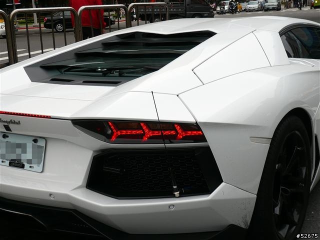 巧遇純白Lamborghini LP700-4 + 更猛的 Koenigsegg CCR