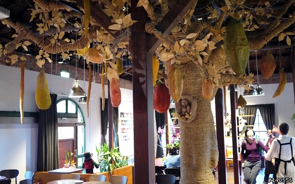 食記「百果樹紅磚屋」,大師剝橘...