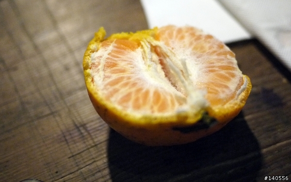 食記「百果樹紅磚屋」,大師剝橘...