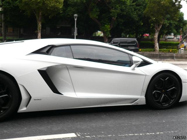 巧遇純白Lamborghini LP700-4 + 更猛的 Koenigsegg CCR