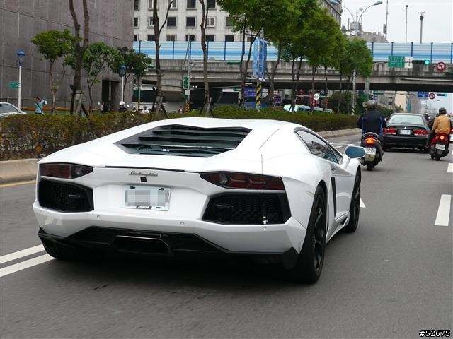 巧遇純白Lamborghini LP700-4 + 更猛的 Koenigsegg CCR