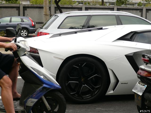 巧遇純白Lamborghini LP700-4 + 更猛的 Koenigsegg CCR