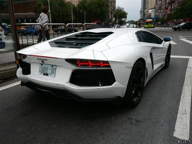 巧遇純白Lamborghini LP700-4 + 更猛的 Koenigsegg CCR