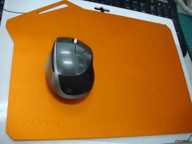 IN WIN Aluminum Mouse Pad -迎廣限量鋁製滑鼠墊開箱