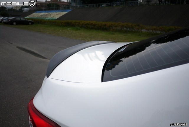 luxgen 5 sedan 安裝碳纖維鴨尾翼