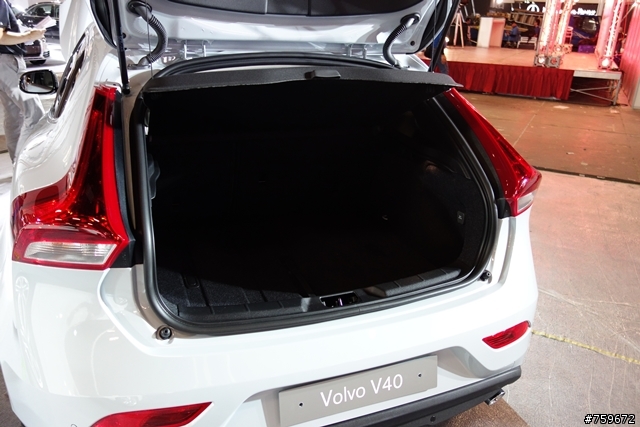 ((V40燒開箱-搶先看)) 車展第一PO 多圖有車內實拍^^ 價格不明
