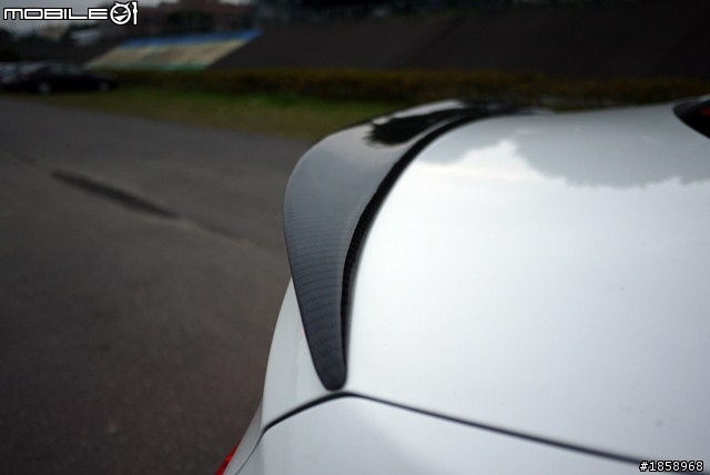 luxgen 5 sedan 安裝碳纖維鴨尾翼