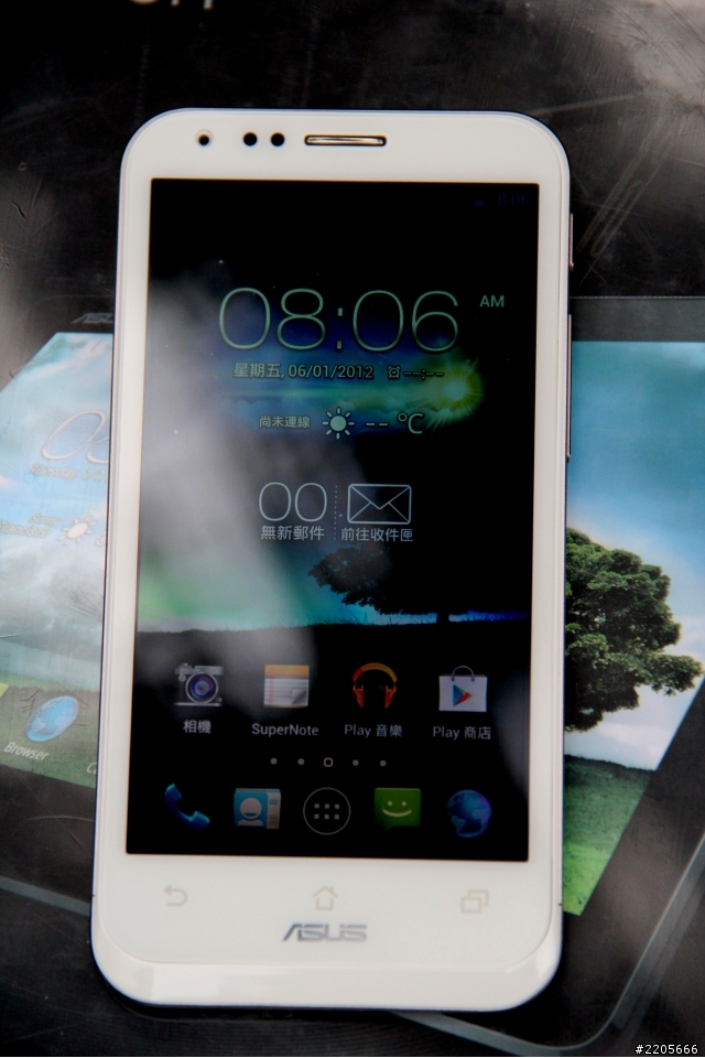 換了PadFone 2冬季限定雪白,心情好雀躍^_^