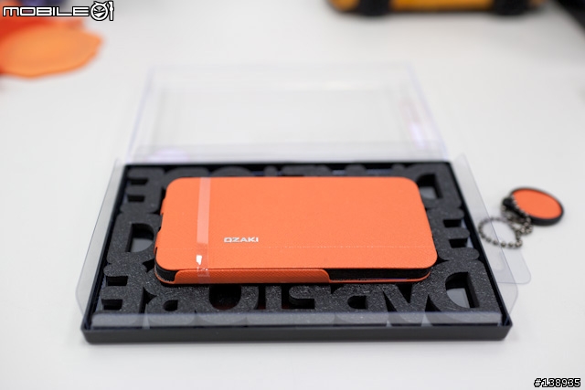 不一樣的開箱文,iPhone5新衣入荷-OZAKI手機保護套二連發!