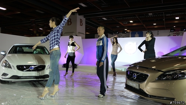 ((V40燒開箱-搶先看)) 車展第一PO 多圖有車內實拍^^ 價格不明