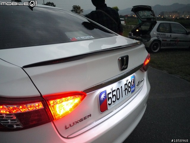luxgen 5 sedan 安裝碳纖維鴨尾翼