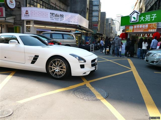 掛新式AAA牌照的法拉利 + 消光白SLS + McLaren MP4-12C