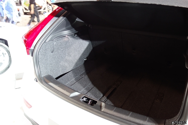 ((V40燒開箱-搶先看)) 車展第一PO 多圖有車內實拍^^ 價格不明