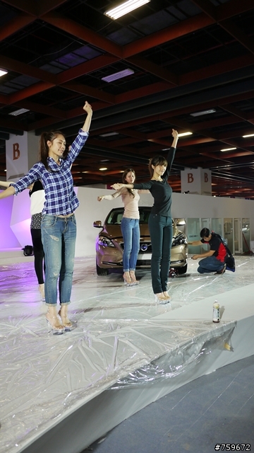 ((V40燒開箱-搶先看)) 車展第一PO 多圖有車內實拍^^ 價格不明