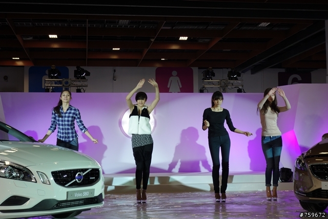 ((V40燒開箱-搶先看)) 車展第一PO 多圖有車內實拍^^ 價格不明