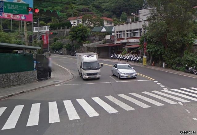 現在路上很多酒駕嗑藥的, 不知這部2D-8777賓士駕駛右偏左靠, 亂剪車道, 是啥狀況?