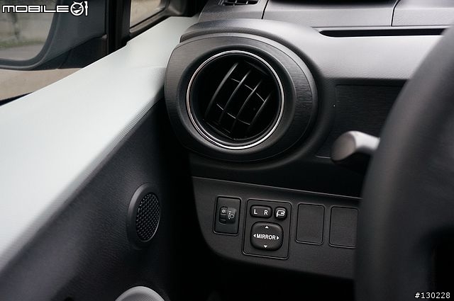 我的哆啦藍PRIUS C開箱