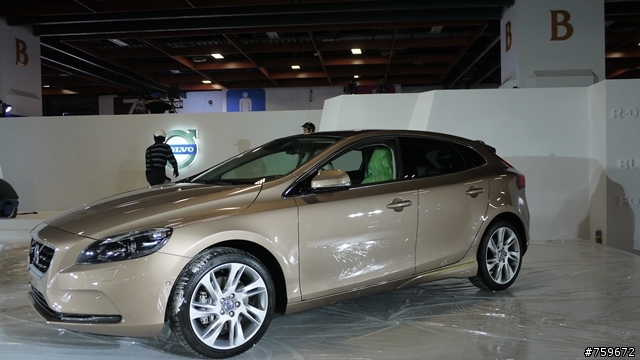 ((V40燒開箱-搶先看)) 車展第一PO 多圖有車內實拍^^ 價格不明