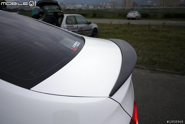 luxgen 5 sedan 安裝碳纖維鴨尾翼