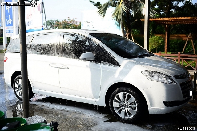 開著Luxgen S5加油兼洗車,遇見大傢伙,猜猜看是什麼大車子?