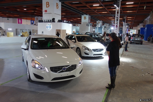 ((V40燒開箱-搶先看)) 車展第一PO 多圖有車內實拍^^ 價格不明