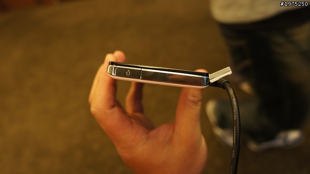 防水機就是慢、厚、重?那你一定要試一下Xperia V