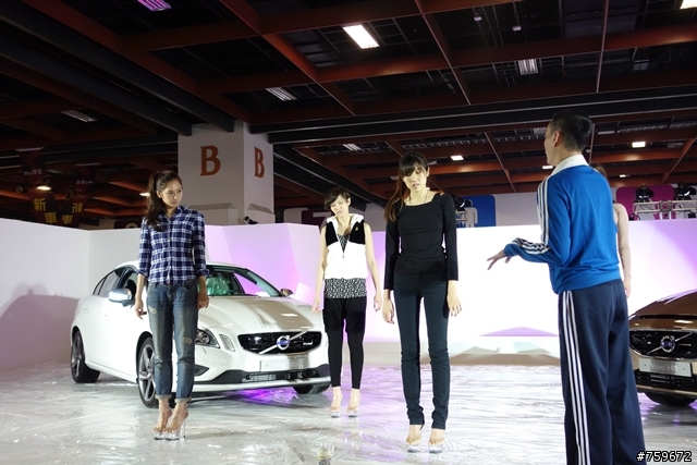 ((V40燒開箱-搶先看)) 車展第一PO 多圖有車內實拍^^ 價格不明
