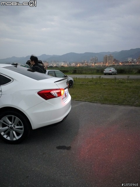luxgen 5 sedan 安裝碳纖維鴨尾翼