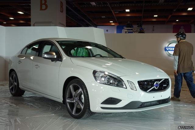 ((V40燒開箱-搶先看)) 車展第一PO 多圖有車內實拍^^ 價格不明