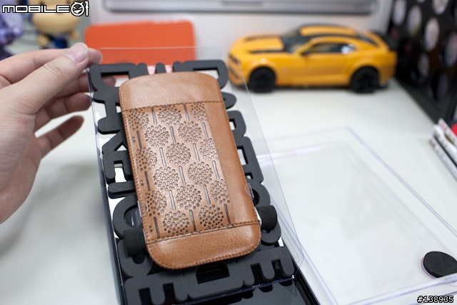 不一樣的開箱文,iPhone5新衣入荷-OZAKI手機保護套二連發!