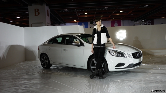 ((V40燒開箱-搶先看)) 車展第一PO 多圖有車內實拍^^ 價格不明