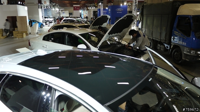 ((V40燒開箱-搶先看)) 車展第一PO 多圖有車內實拍^^ 價格不明