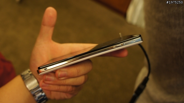 防水機就是慢、厚、重?那你一定要試一下Xperia V