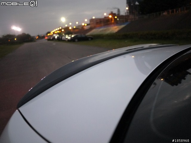 luxgen 5 sedan 安裝碳纖維鴨尾翼
