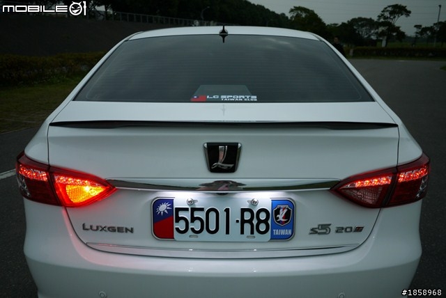 luxgen 5 sedan 安裝碳纖維鴨尾翼