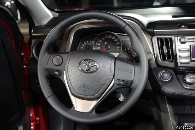 『分享』TOYOTA RAV4發表會現場…價格…實車…又多放一些圖囉!