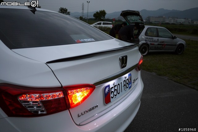 luxgen 5 sedan 安裝碳纖維鴨尾翼