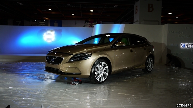 ((V40燒開箱-搶先看)) 車展第一PO 多圖有車內實拍^^ 價格不明