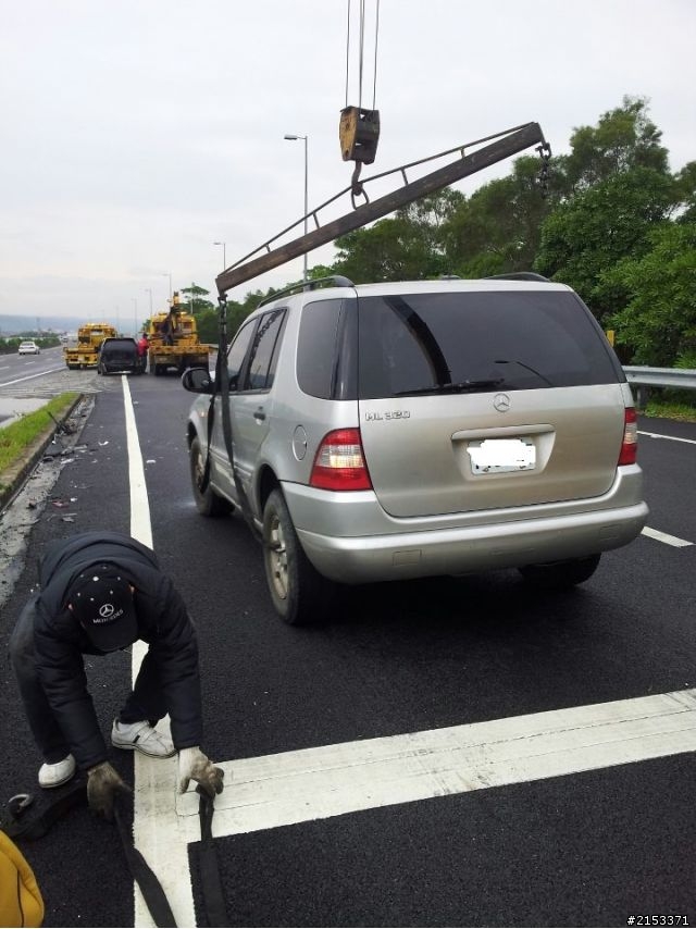 高速公路"被後車"追撞責任歸屬問題??? (匝道控制,等待紅燈)