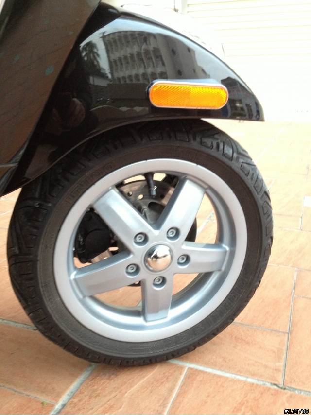 今天終於心血來潮洗車後來拍個開箱照!! Vespa 150ie