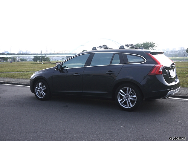 就用13年 V60 D4開箱來慶祝2013跨年好了~~