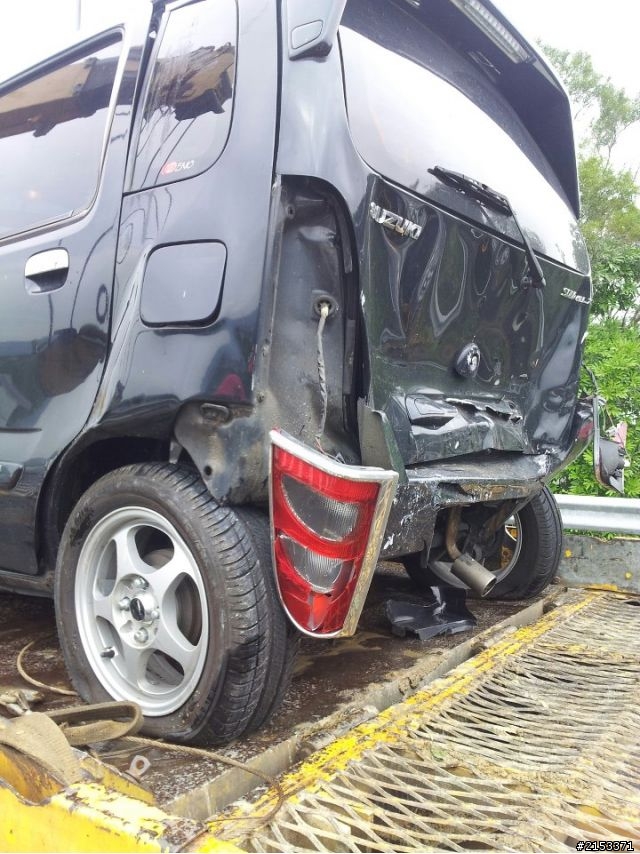 高速公路"被後車"追撞責任歸屬問題??? (匝道控制,等待紅燈)