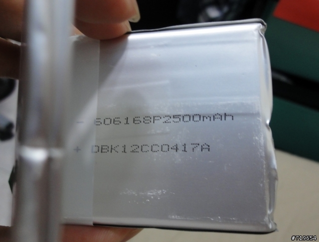 買半年的 兩顆 電池王(Dr.Battery) 行動電源 一個膨脹一個續電力變差,拆開後發現... = ="...