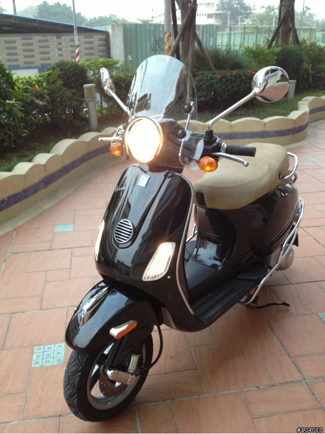 今天終於心血來潮洗車後來拍個開箱照!! Vespa 150ie