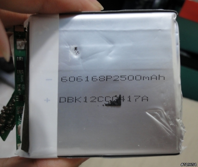 買半年的 兩顆 電池王(Dr.Battery) 行動電源 一個膨脹一個續電力變差,拆開後發現... = ="...