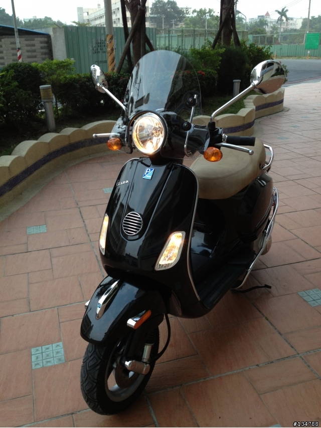 今天終於心血來潮洗車後來拍個開箱照!! Vespa 150ie