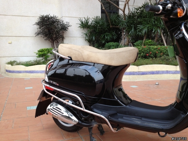 今天終於心血來潮洗車後來拍個開箱照!! Vespa 150ie