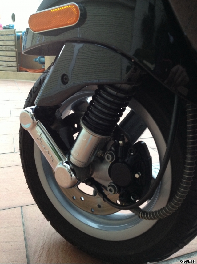 今天終於心血來潮洗車後來拍個開箱照!! Vespa 150ie