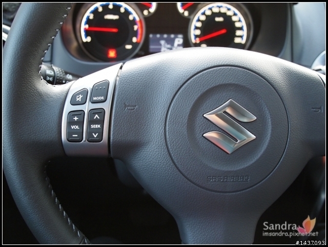 新車入庫。S家的 Suzuki SX4 胡亂開箱文(含2013年初簽約的sx4菜單)
