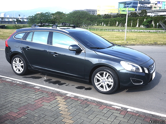 就用13年 V60 D4開箱來慶祝2013跨年好了~~